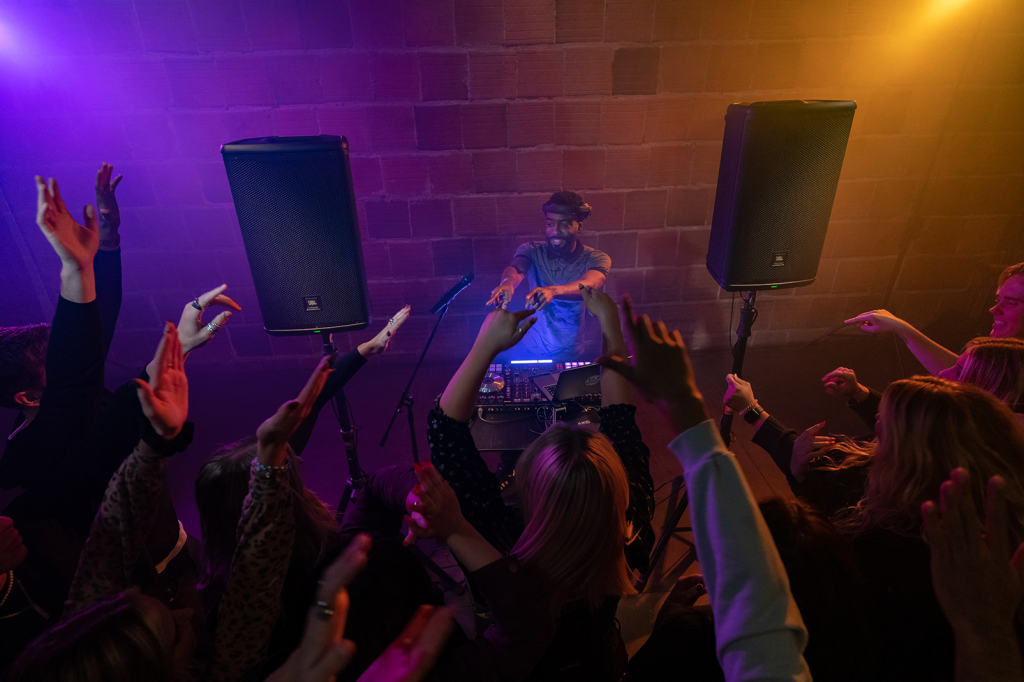 JBL_EON700_Lifestyle_Photo_DJ_6.png