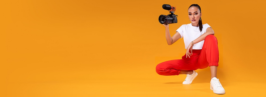 rode-videomic-go-II-insitu-girl-yellow-backdrop-crouching-1920x700-rgb.jpg