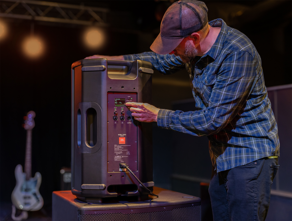 JBL_EON700_Lifestyle_Photo_Band_Setup_1.png